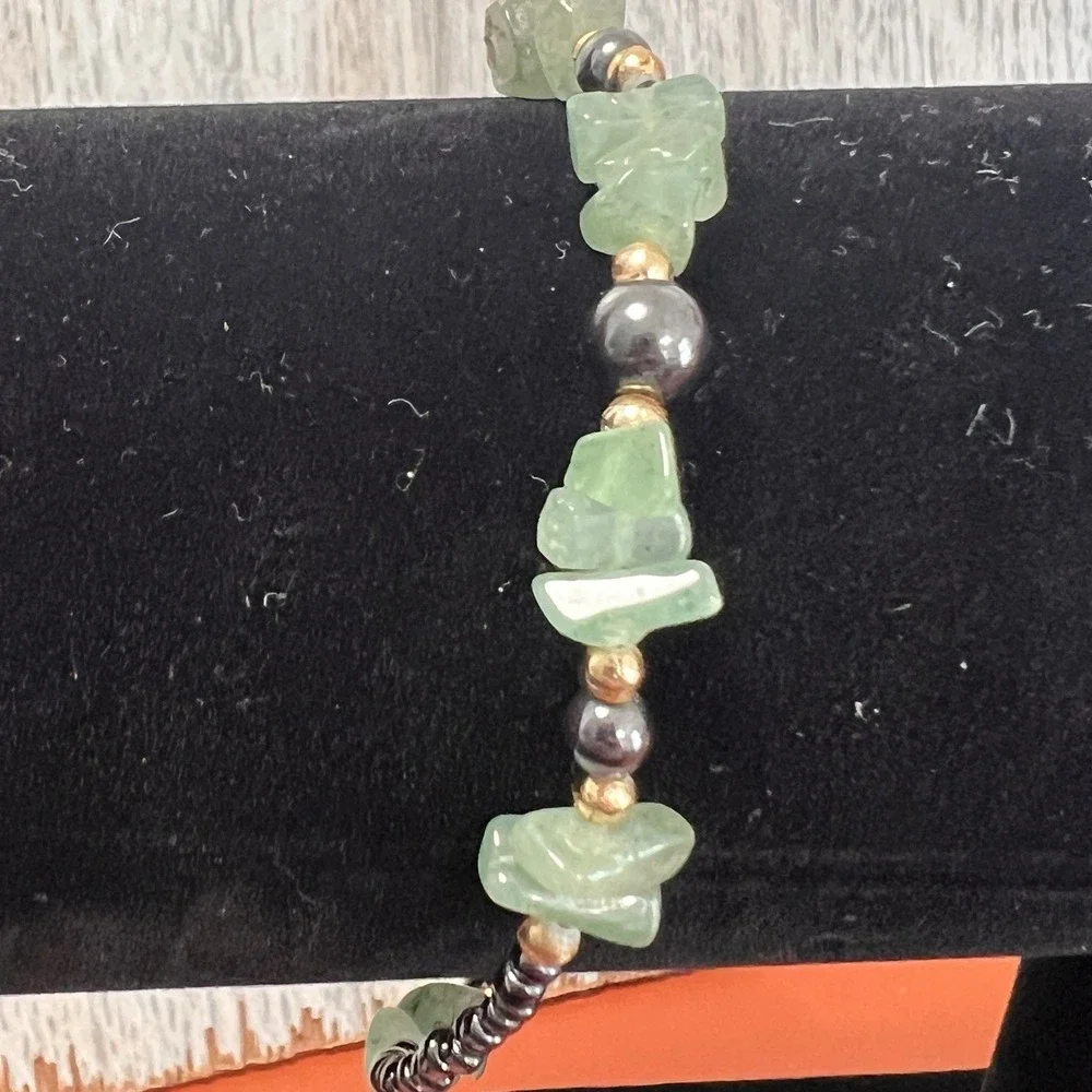 Silver Tone & Green Stone Chip Metal Beaded Bracelet 7 3/4